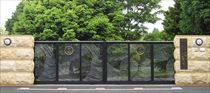 写真:1本レール引き分け門扉